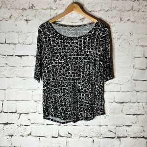 Women’s short sleeve, black and white print top XL